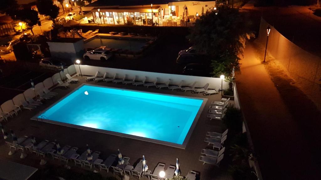 Basen w obiekcie Hotel Corinna lub w pobliżu