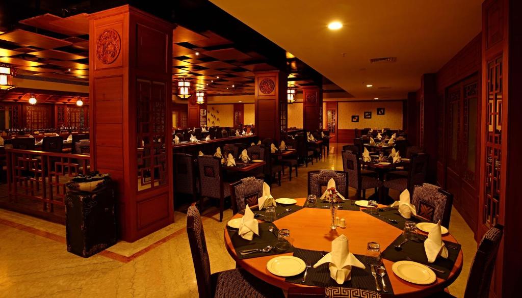 Restaurace v ubytování JP Chennai Hotel