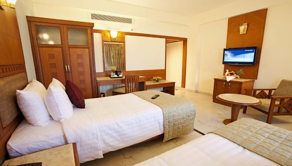 TV a/nebo společenská místnost v ubytování JP Chennai Hotel