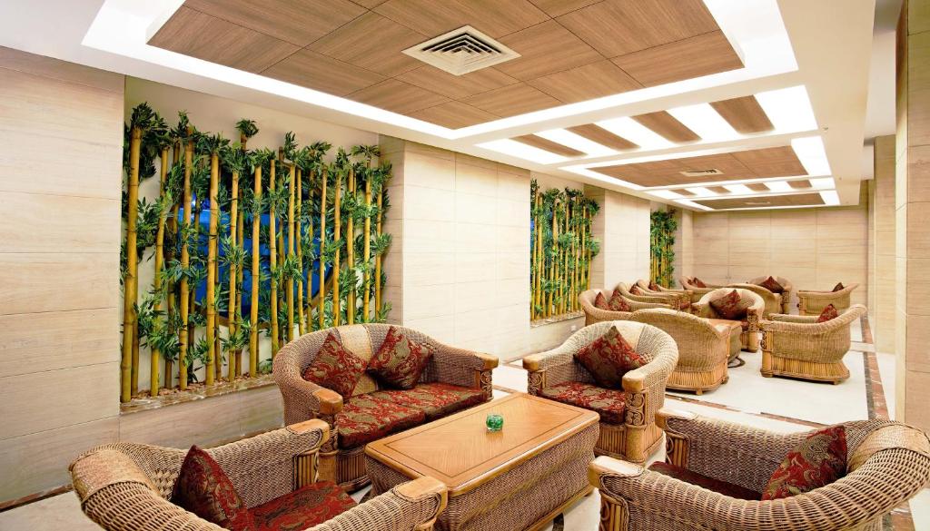 Posezení v ubytování JP Chennai Hotel
