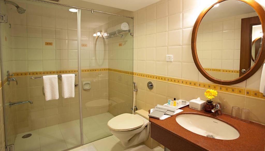 Koupelna v ubytování JP Chennai Hotel