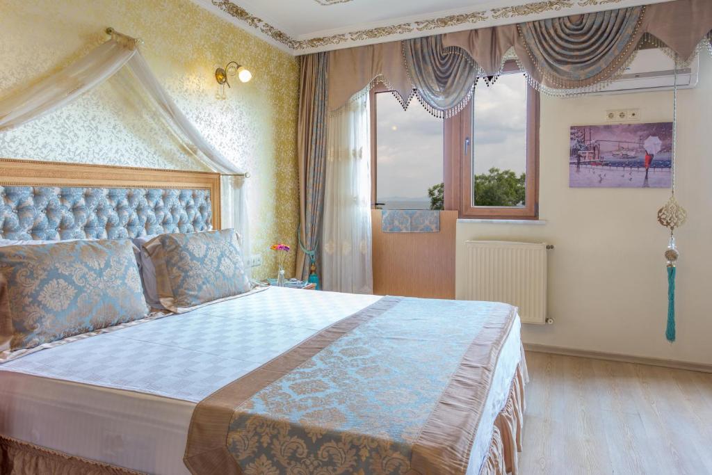 - une chambre avec un grand lit et une fenêtre dans l'établissement Seahouse Suites, à Istanbul