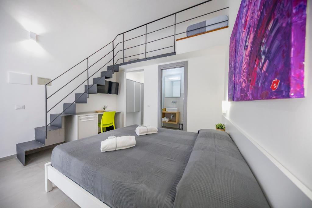 Un dormitorio con una cama grande y una escalera. en Pepito palace, en Cefalú