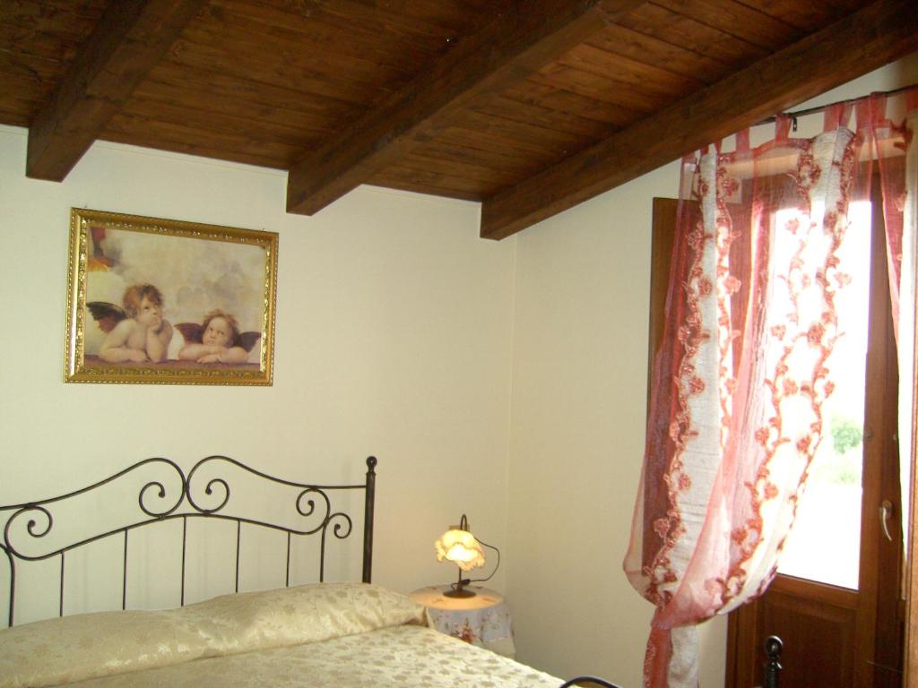 sypialnia z łóżkiem i zdjęciem dwóch dzieci w obiekcie Resort Paradise Marina di Camerota w mieście Marina di Camerota