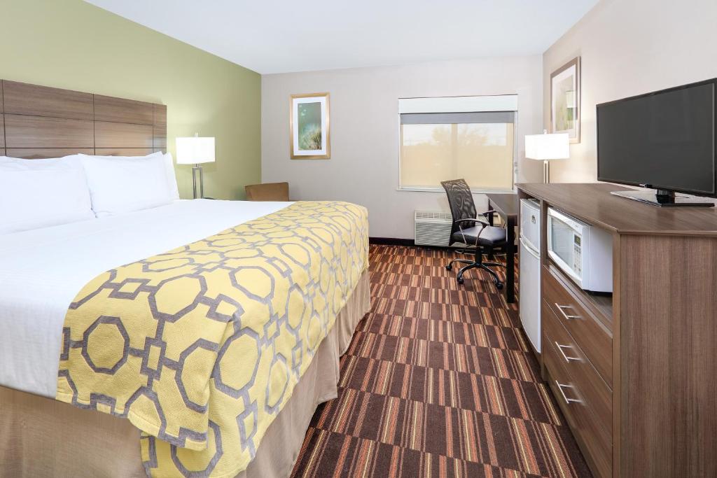 Baymont by Wyndham Plano - King Room - Non-Smoking