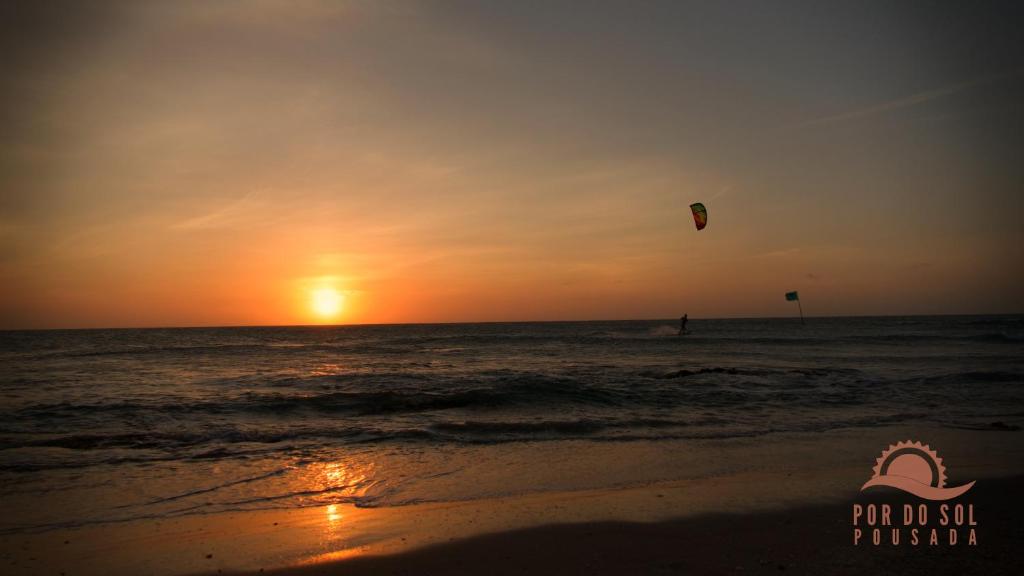 O pôr ou nascer do sol visto da pousada ou dos arredores