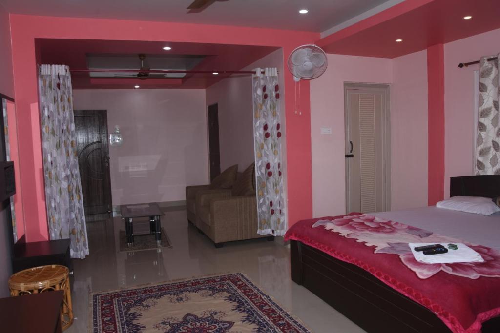 Uma cama ou camas num quarto em The Seaview Residency