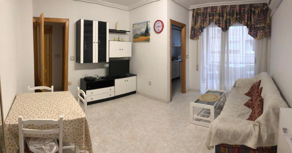 トレビエハにあるBelen Monteagudo 18のリビングルーム(ソファ、テーブル、テレビ付)