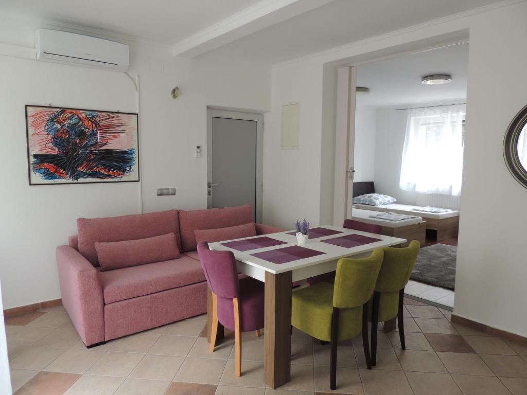sala de estar con sofá, mesa y sillas en Roses, en Bihać