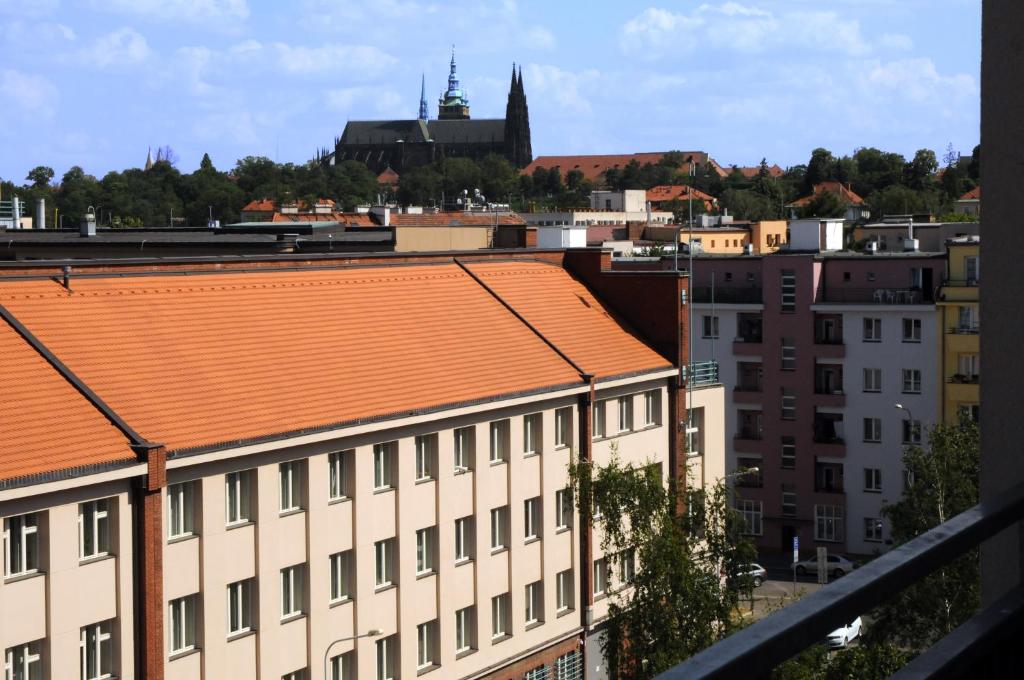 Nespecifikovaný výhled na destinaci Praha nebo výhled na město při pohledu z apartmánu