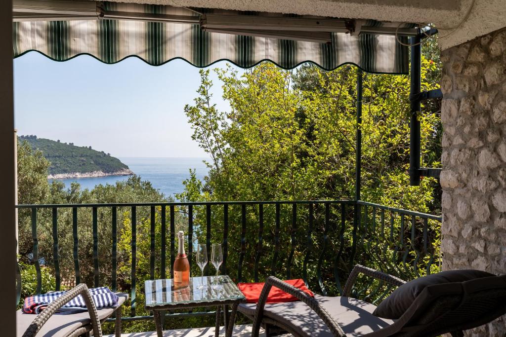 een patio met een tafel en stoelen op een balkon bij Apartment Dubo in Dubrovnik