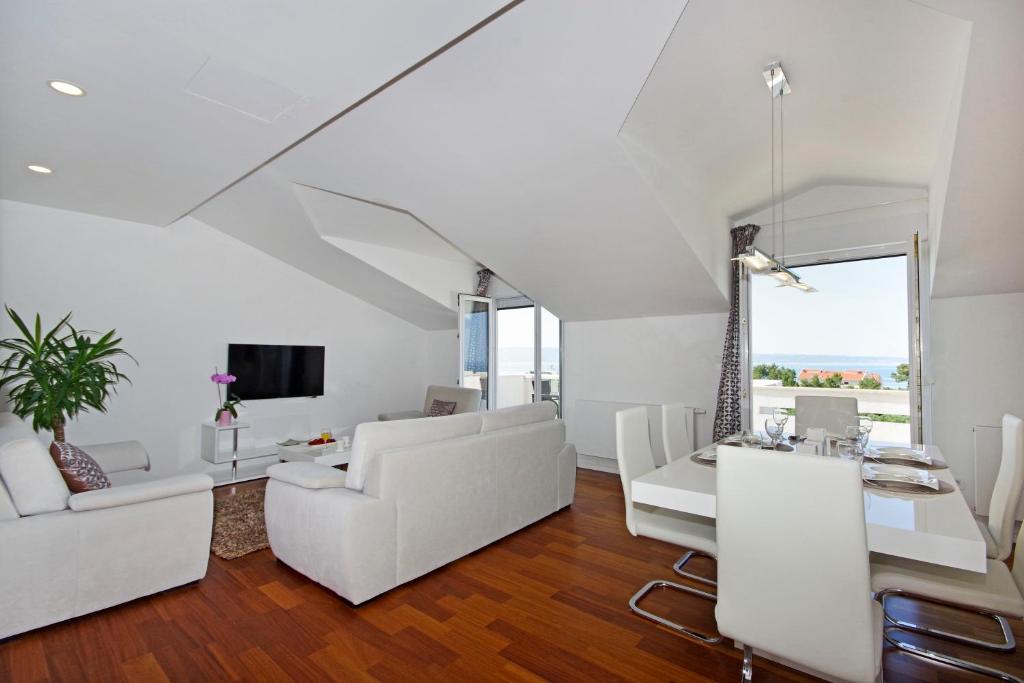 Televízia a/alebo spoločenská miestnosť v ubytovaní Luxury penthouse Eva