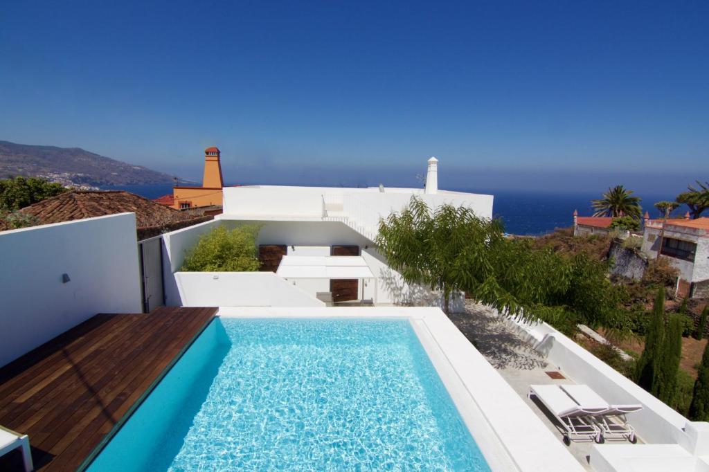 a villa with a swimming pool and a view of the ocean at Casa La Breña in Breña Baja