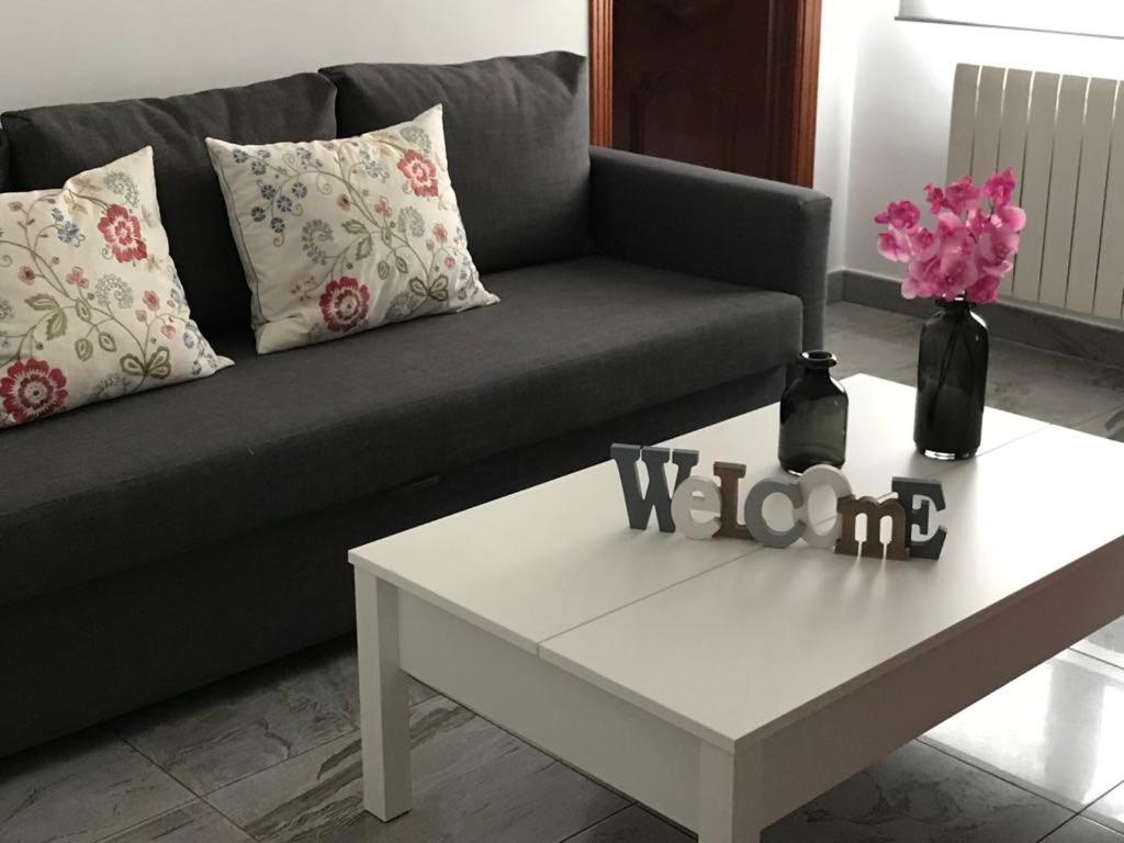 un soggiorno con divano e tavolino bianco di Best apartment near REAL MADRID Stadium a Madrid