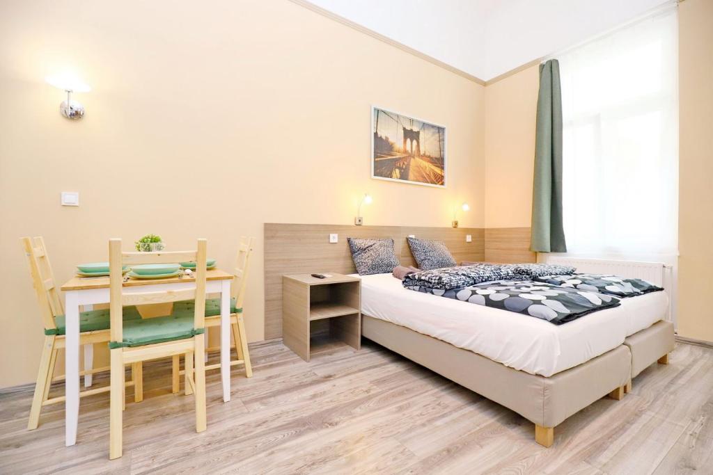 ブダペストにあるVaci Apartmentsのベッドルーム1室(ベッド1台、テーブル、デスク付)