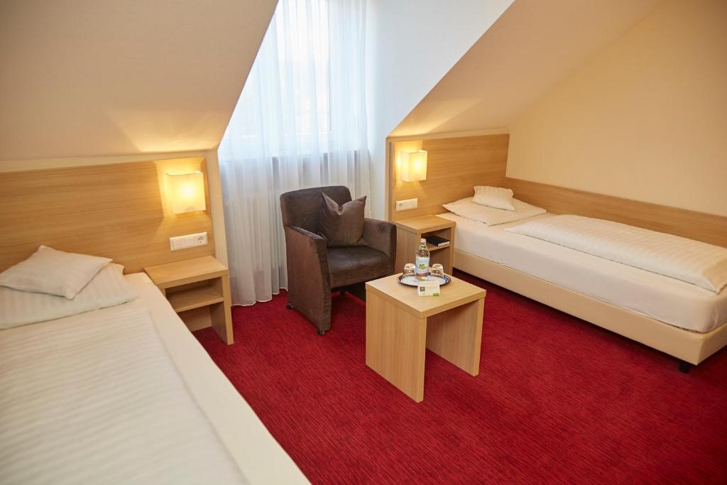 Postel nebo postele na pokoji v ubytování Flair Hotel Weinstube Lochner