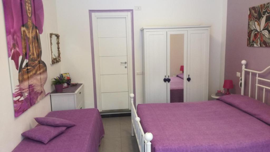 Łóżko lub łóżka w pokoju w obiekcie Casetta Romantica Viola Lerici