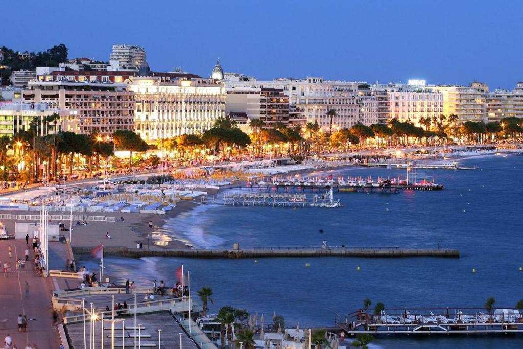 uma cidade com um porto com barcos na água em Grand Studio Carrée d'Or - Les Méridiens em Cannes