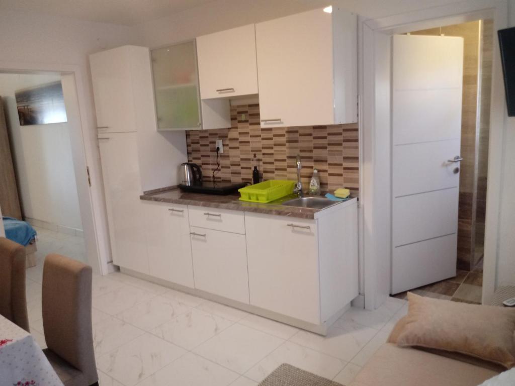 Kuchyňa alebo kuchynka v ubytovaní Apartmani Fran Vir