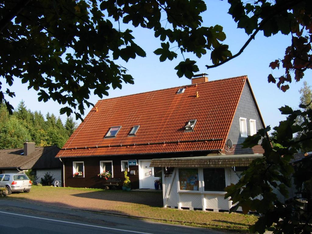 ザンクト・アンドレーアスベルクにあるAppartements Am Hexenstiegの通り沿いのオレンジ屋根の家