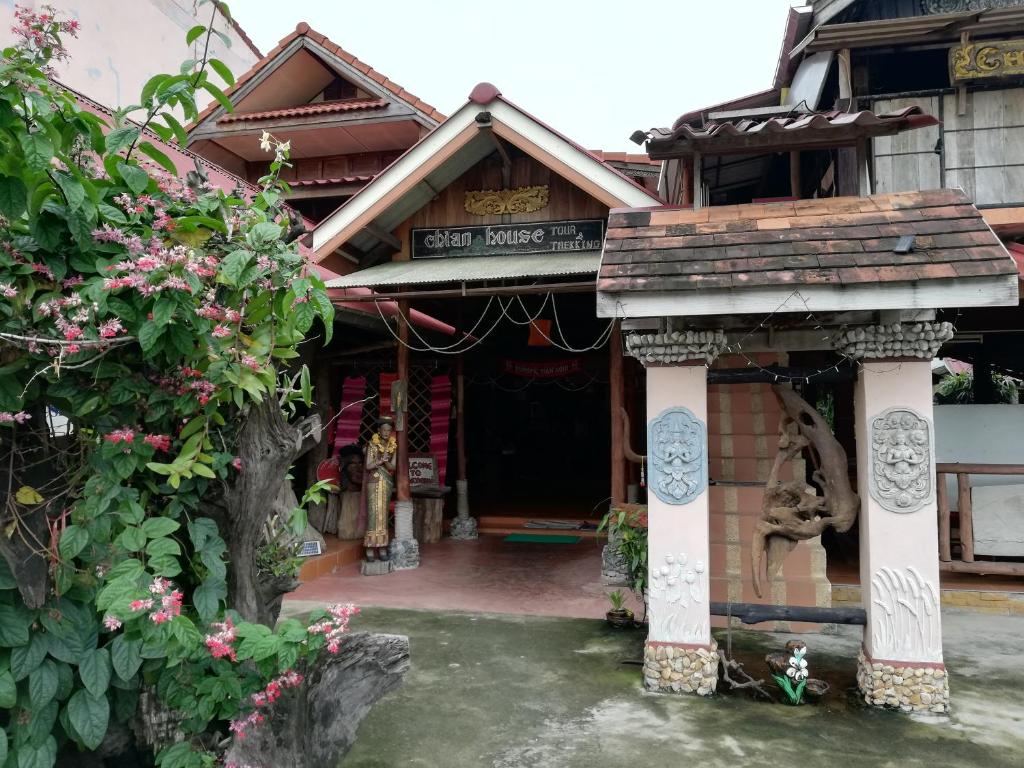 Un tempio con una statua davanti. di Chian Guesthouse a Chiang Rai
