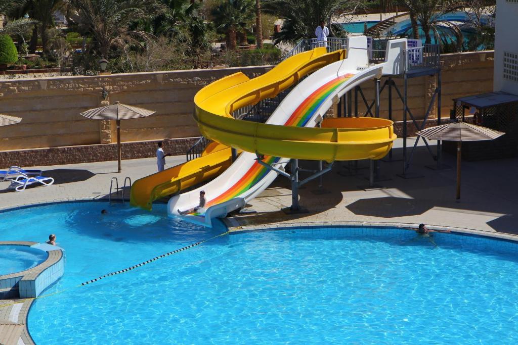 Bazén v ubytování Palm Beach Resort Families and Couples only nebo v jeho okolí