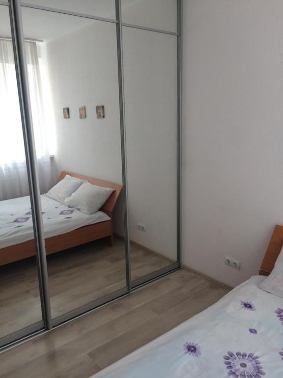 - une chambre avec un miroir et un lit dans l'établissement Cozy apartment near the airport "Kyiv", à Kiev