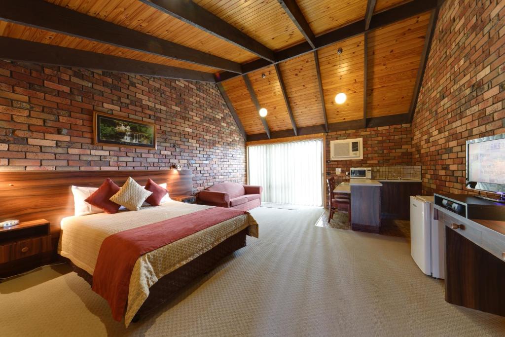 Giường trong phòng chung tại Belvoir Village Motel & Apartments Wodonga