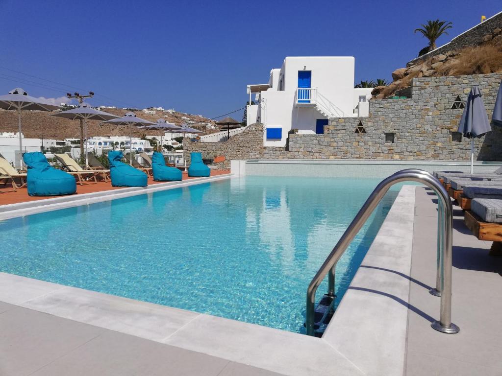 The swimming pool at or close to Pelagos Studios
