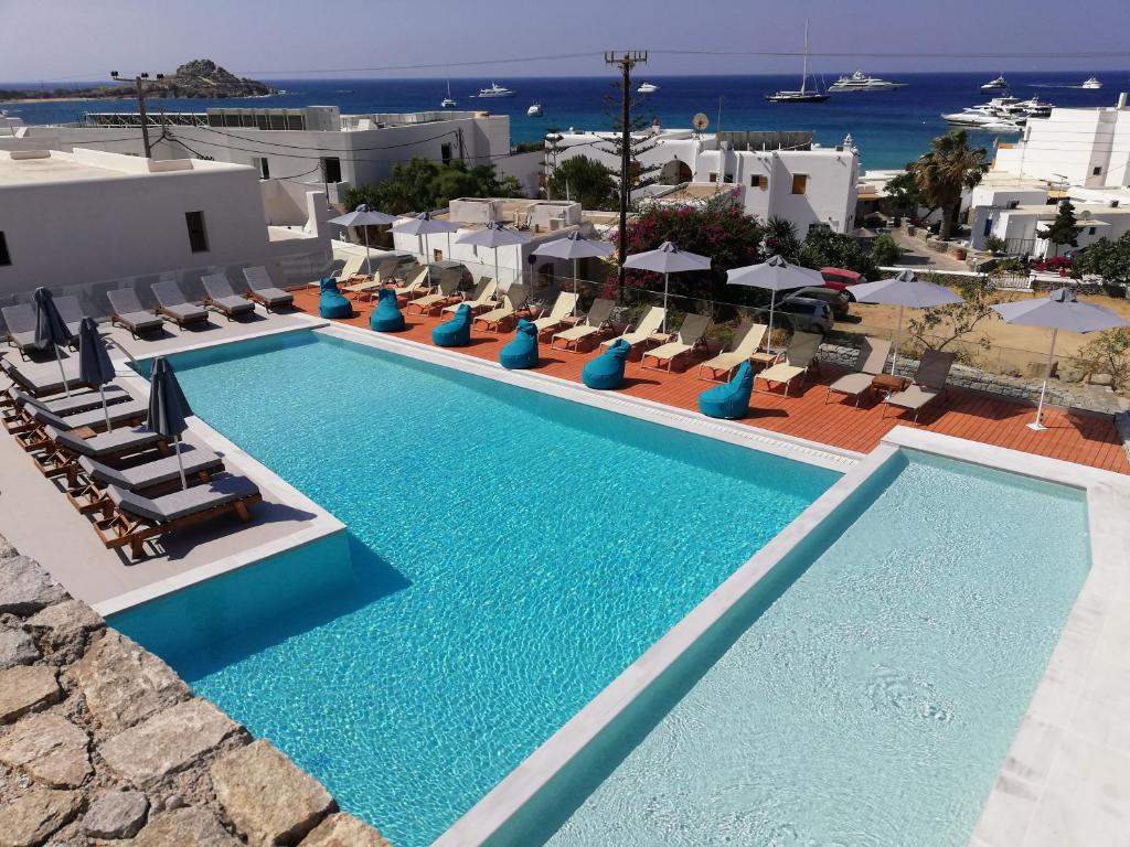 The swimming pool at or close to Pelagos Studios