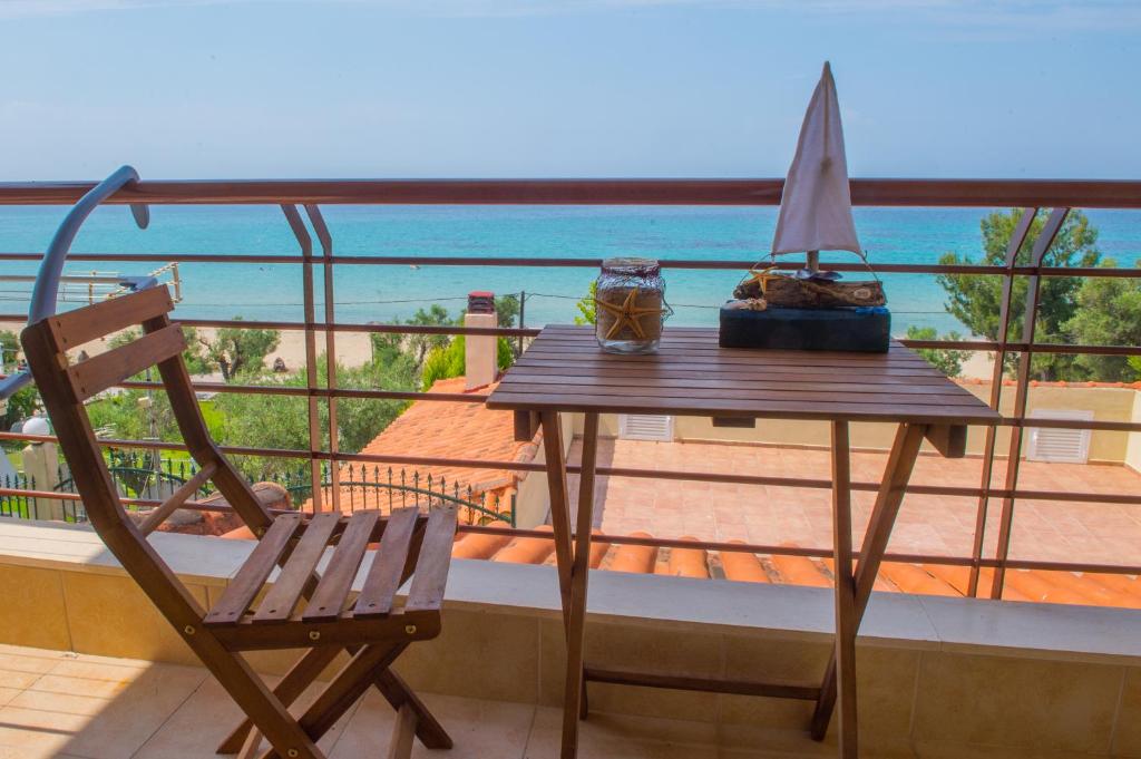 ネア・ムダニアにあるVilla Annaのテーブルと椅子、海の景色を望むバルコニー