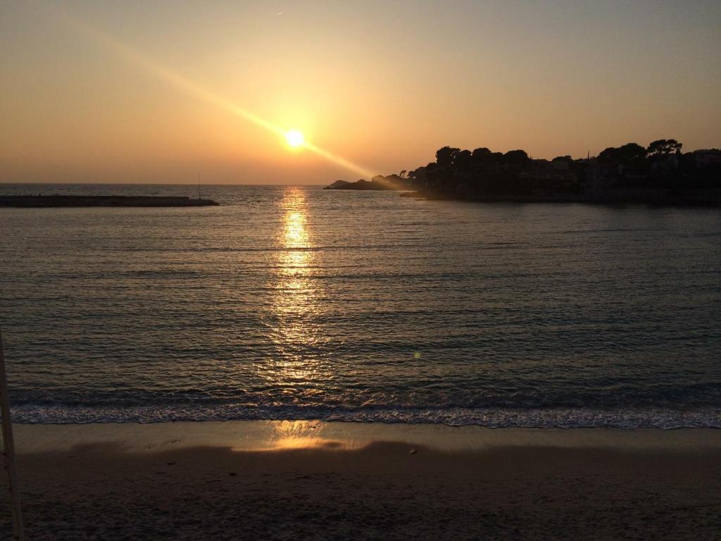 バンドールにあるles hameaux de Provenceの夕日を眺めながらのビーチでの夕日