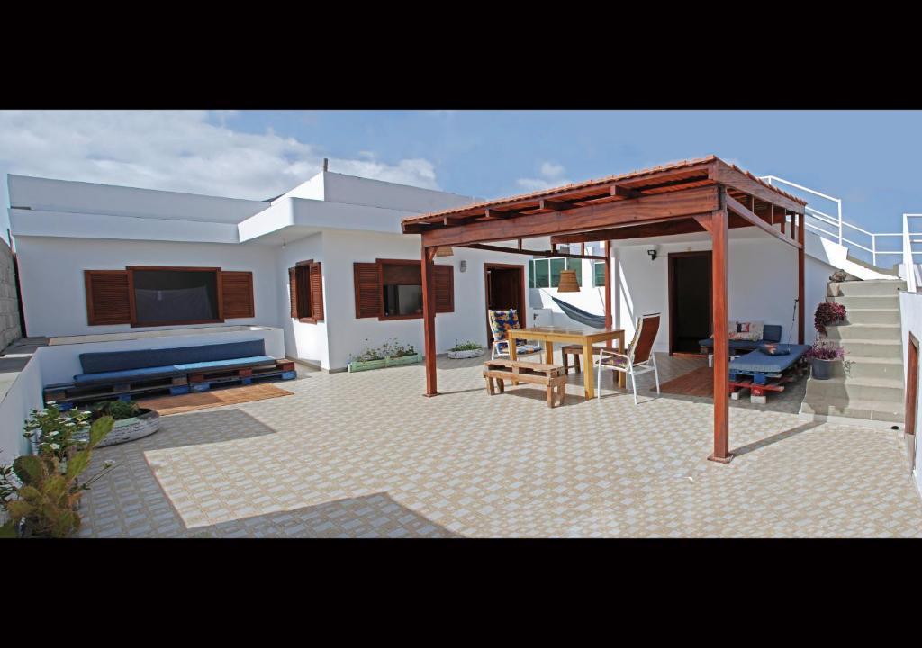 un patio con una mesa y un pabellón en Self-catering Apartment w/ Terrace, en Tarrafal