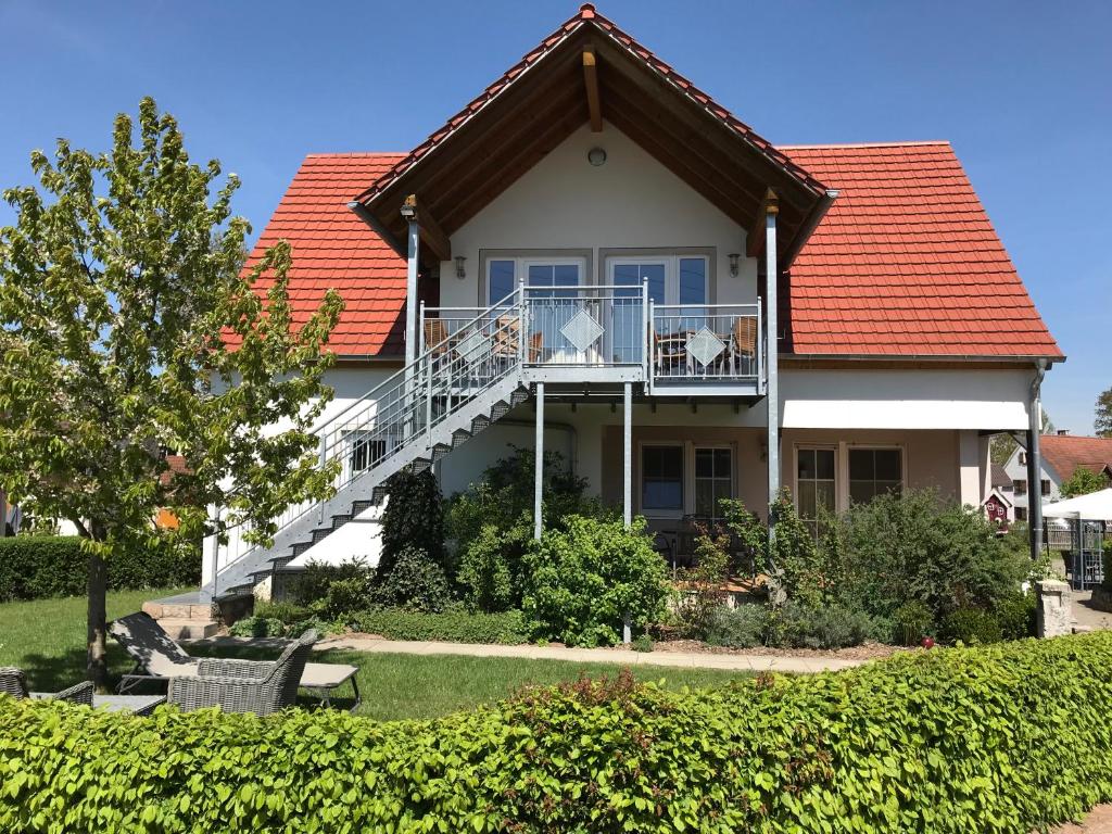 une maison avec un toit rouge dans l'établissement Ferienbauernhof Schuler, à Gunzenhausen