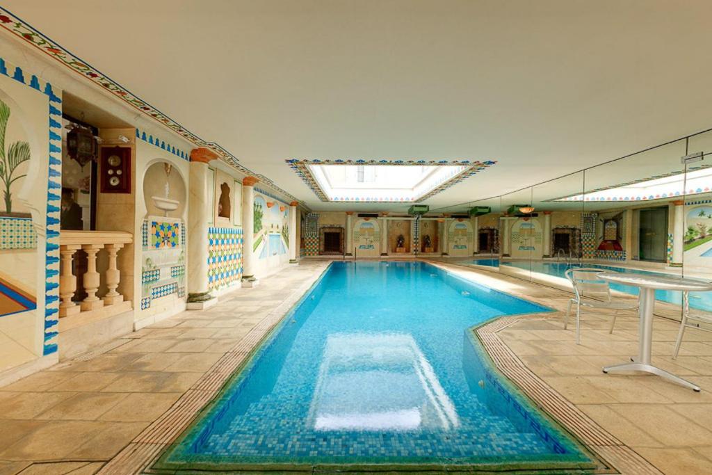 聖阿芒蒙特龍的住宿－阿姆霍都貝瑞酒店，大楼内的大型游泳池
