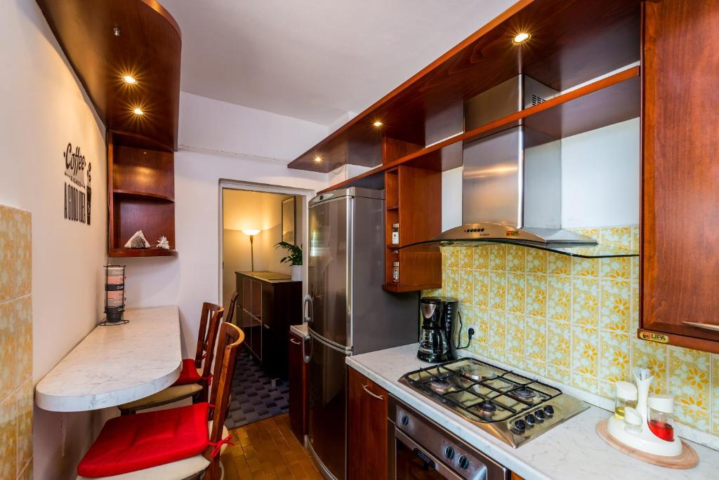 Kuchyňa alebo kuchynka v ubytovaní Apartment Valonija