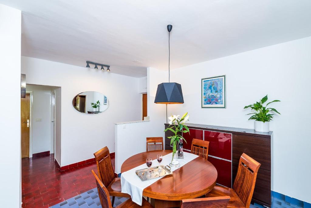 Posedenie v ubytovaní Apartment Valonija