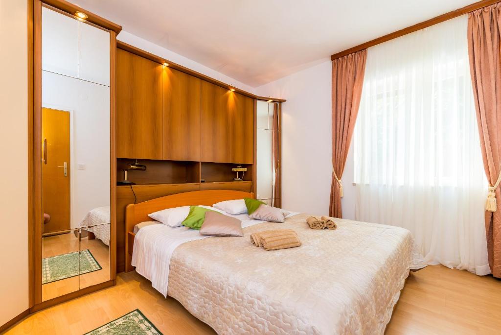 Posteľ alebo postele v izbe v ubytovaní Apartment Valonija