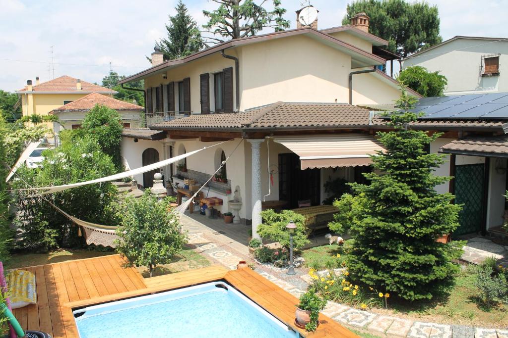 a house with a swimming pool in the yard at B&B Artistic House in Cassano Magnago
