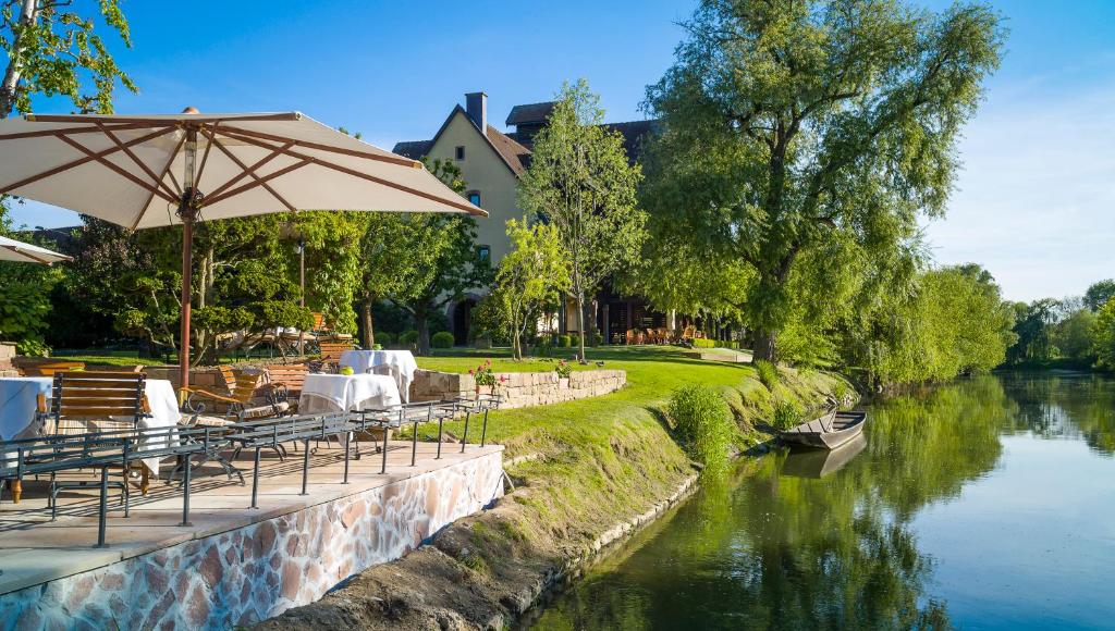 Výhled na řeku, která protéká v blízkosti hotelu