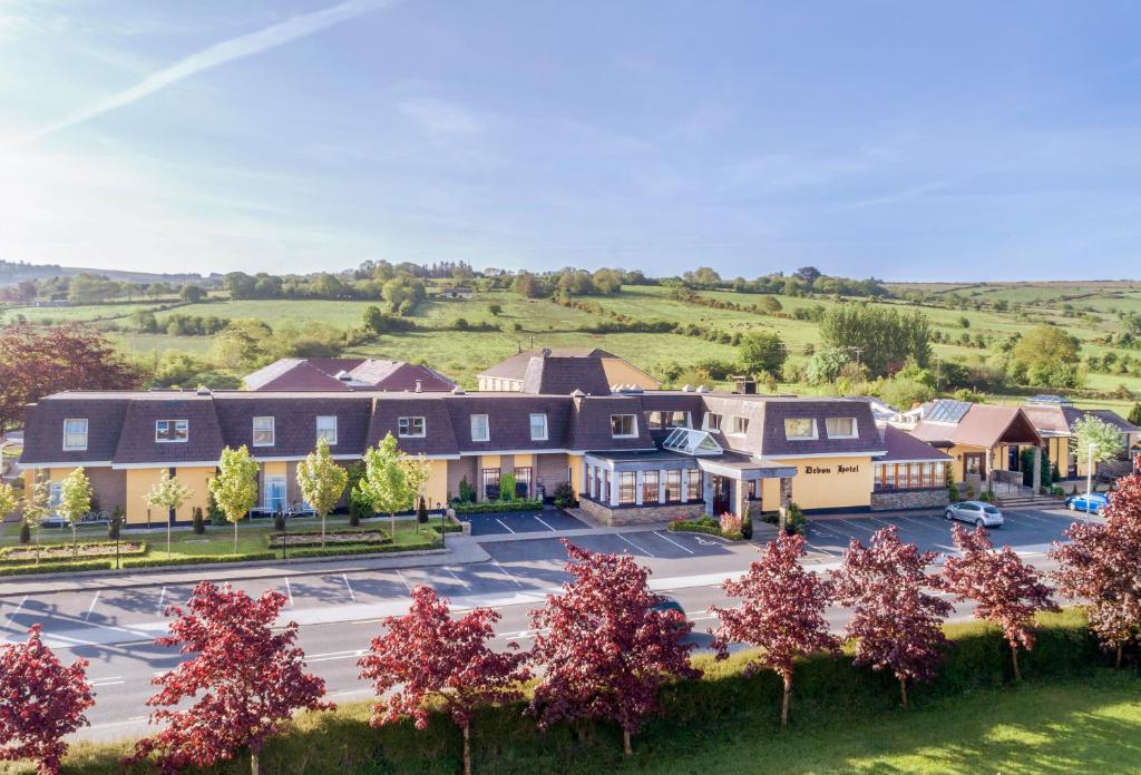 eine Luftansicht einer Stadt mit einem Parkplatz in der Unterkunft Devon Inn Hotel in Templeglantine