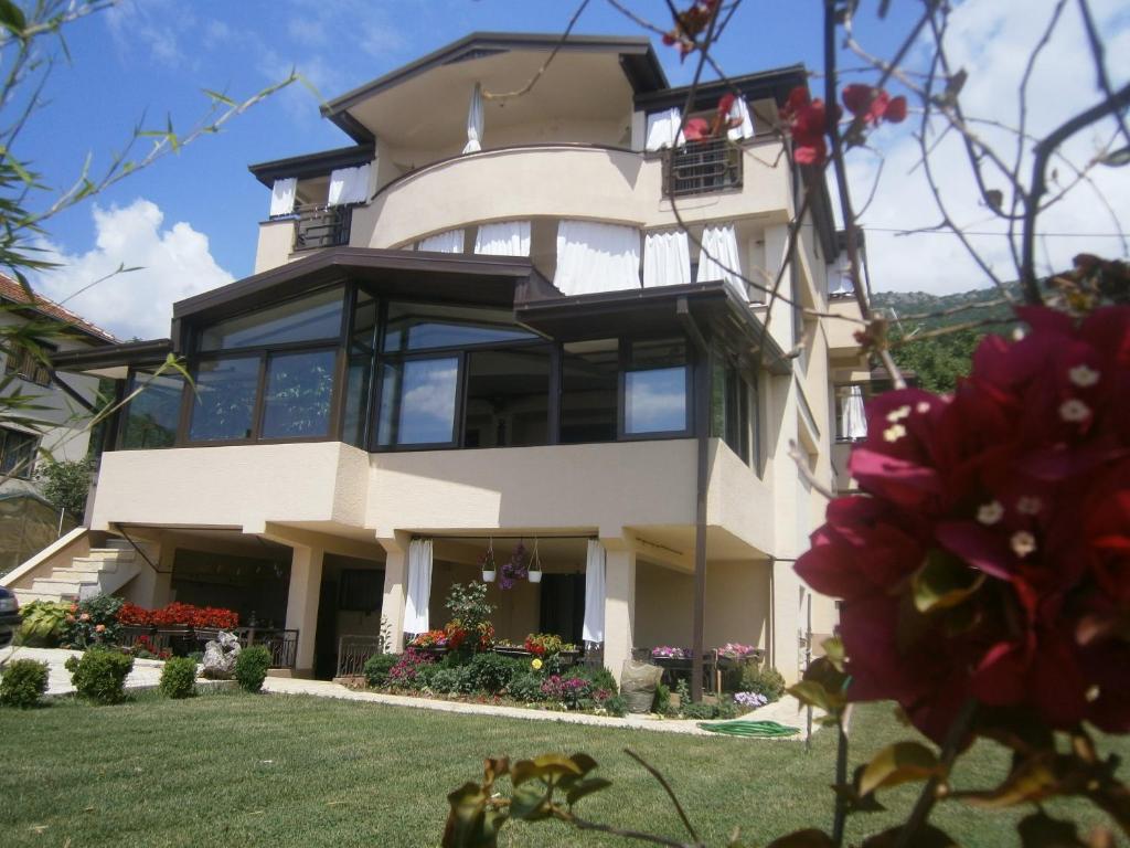 una gran casa blanca con ventanas y flores en Villa Koceski, en Peštani