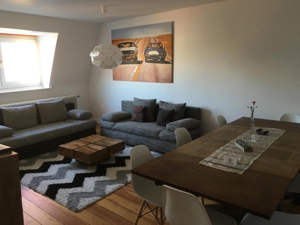 uma sala de estar com uma mesa e um sofá em NORDERTOR Refugium em Husum