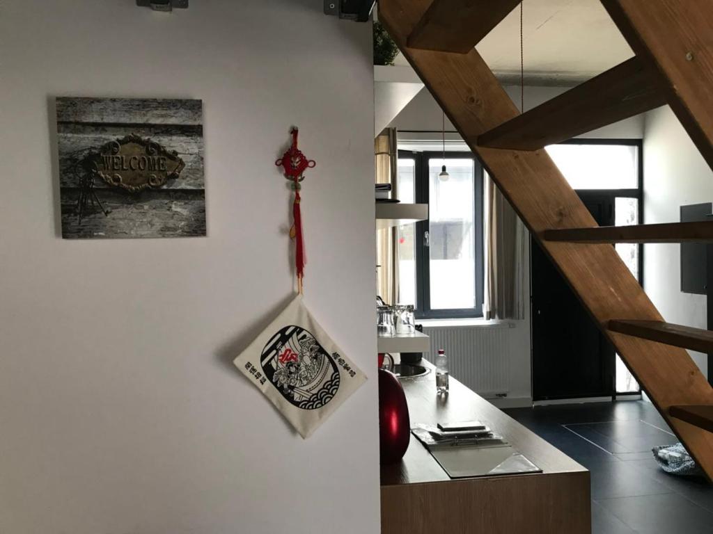 Cucina o angolo cottura di Modern cozy studio with backyard