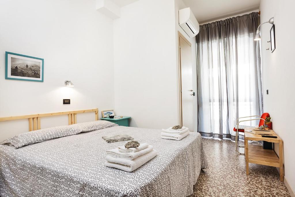 Postel nebo postele na pokoji v ubytování Hotel Paris