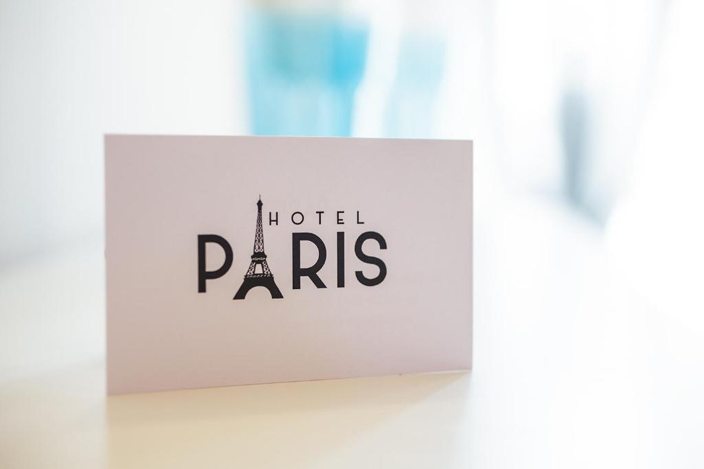 un cartel que lee Hotel Paris en un estante en Hotel Paris en Rímini