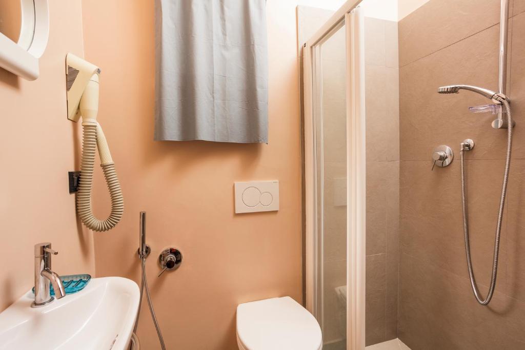 Koupelna v ubytování Hotel Paris