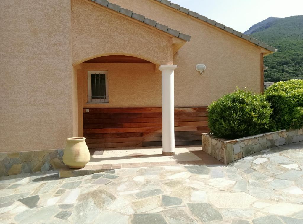 Nespecifikovaný výhled na hory nebo výhled na hory při pohledu z hotelu