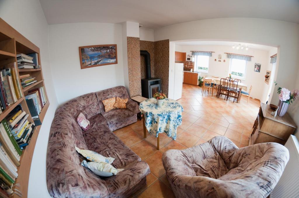 Ubytování Svatá Trojice في Trhové Sviny: غرفة معيشة مع أريكة وطاولة