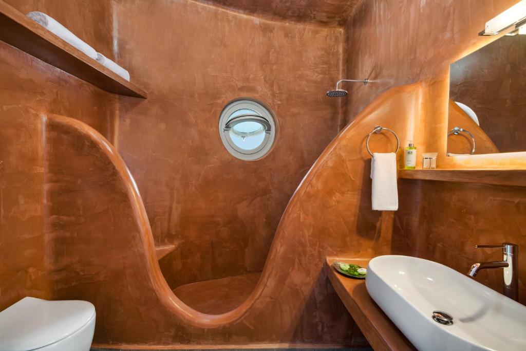 Łazienka w obiekcie Theano Cave Suites & Villas